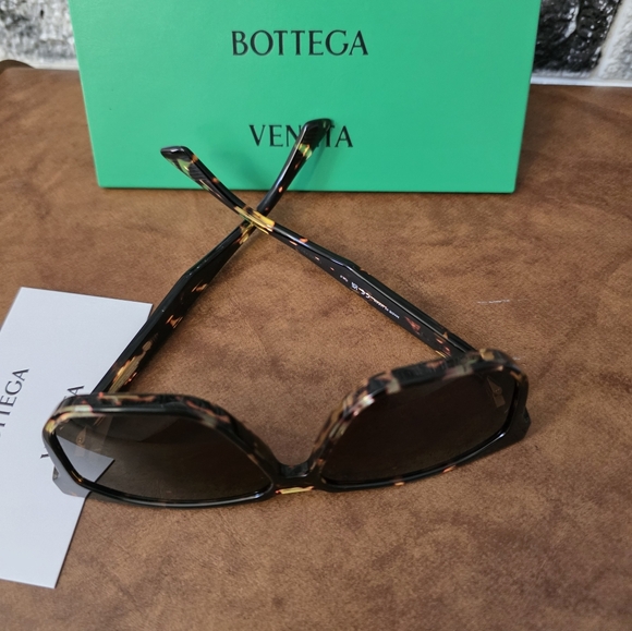 Bottega Veneta Made In JapanTortoise Shell Sunglasses - Picture 4 of 8